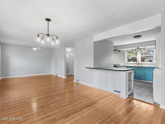 3rd image of 30 Narwood Dr
