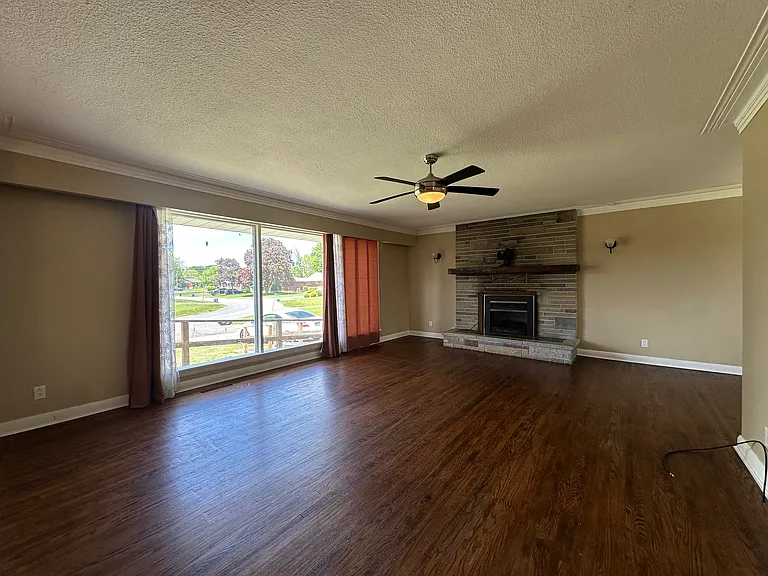 108 Sidney Cres — Photo 2