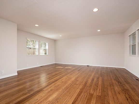 3rd image of 906 Paloma Ave