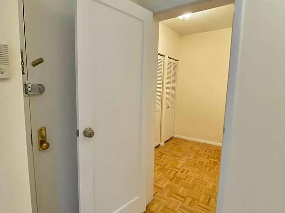 4th image of 634 Hudson St APT F1