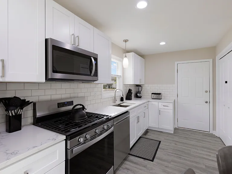 1219 W 6th St — Photo 27