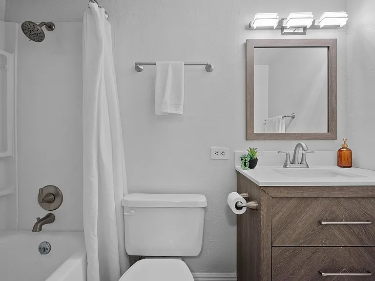 1260 N York St #105 — Photo 10