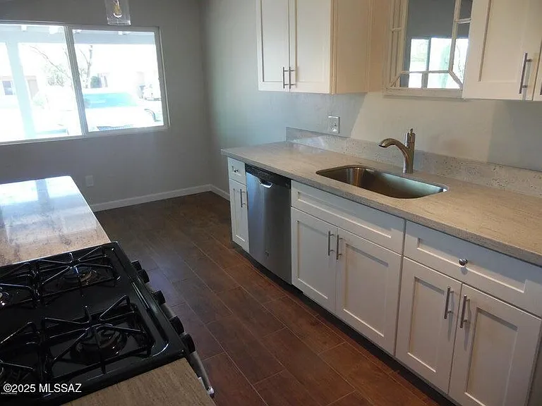 808 E Waverly St #A — Photo 6