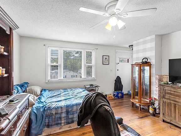3rd image of 101 Regal St