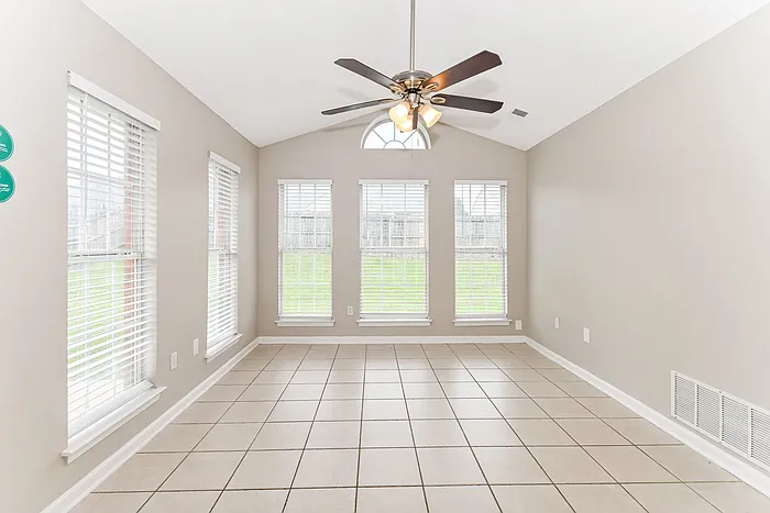 5682 Hunters Chase Dr — Photo 9