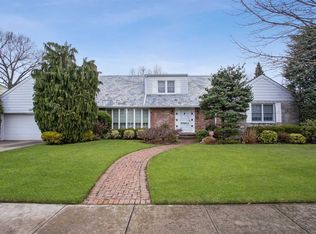 11 Stonewell Rd, Rockville Centre, NY 11570