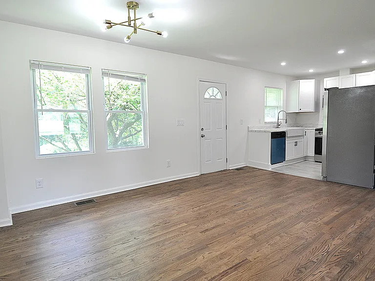 1742 Valencia Rd — Photo 3