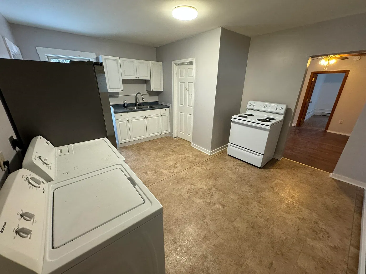 3 bed, 1.0 bath, 3044 sqft, $1,800 — Photo 3