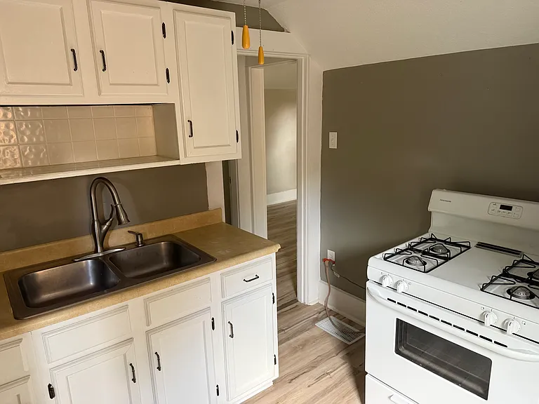 3114 Thompson Ave — Photo 5