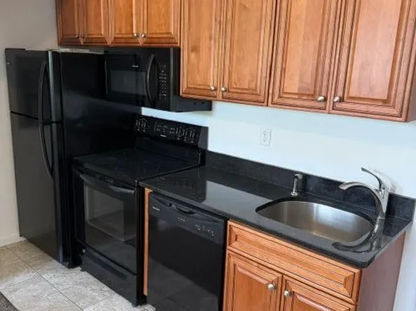42 Groton St APT D, Pepperell, MA 01463
