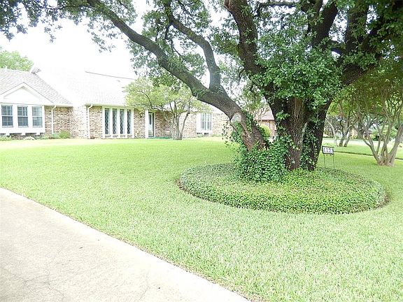 2nd image of 1129 Post Oak Ln