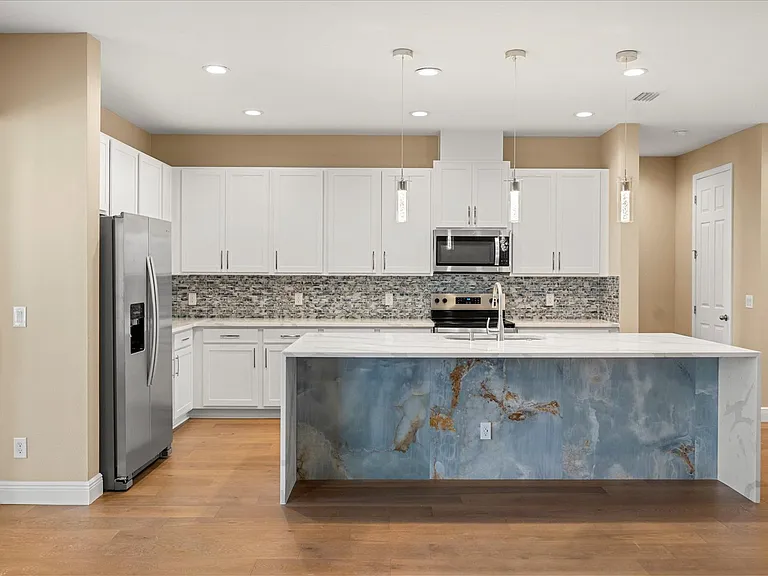 2049 Heart Lake Dr — Photo 11