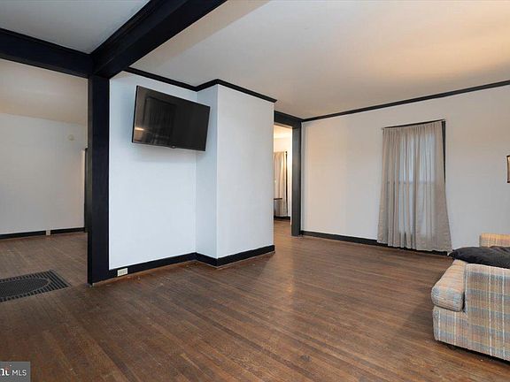 3rd image of 305 W Sunset Ave