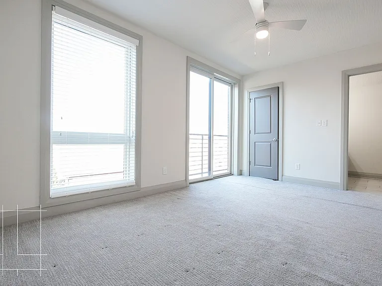 40 West — Photo 21