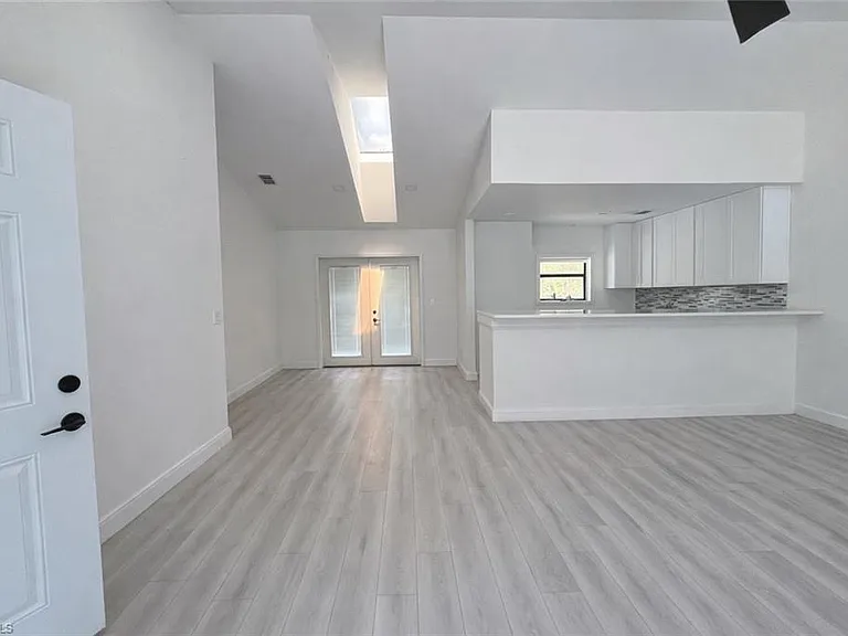 3767 Golden Gate Blvd E — Photo 3