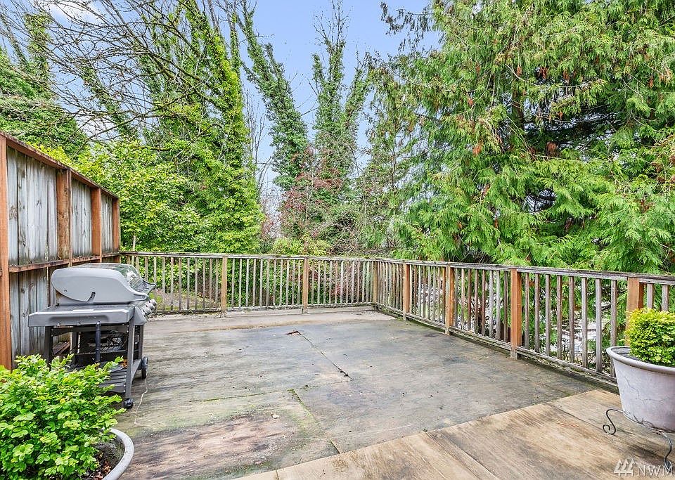 This investment opportunity DUPLEX is ideal for an owner occupied buyer or investor.