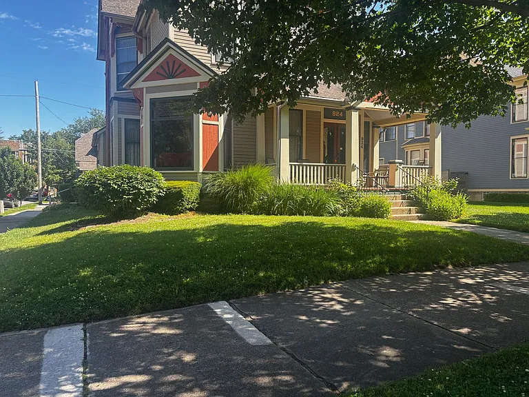 924 W Wayne St — Photo 2