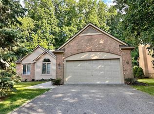 7087 Autumn Hill Dr, West Bloomfield, MI