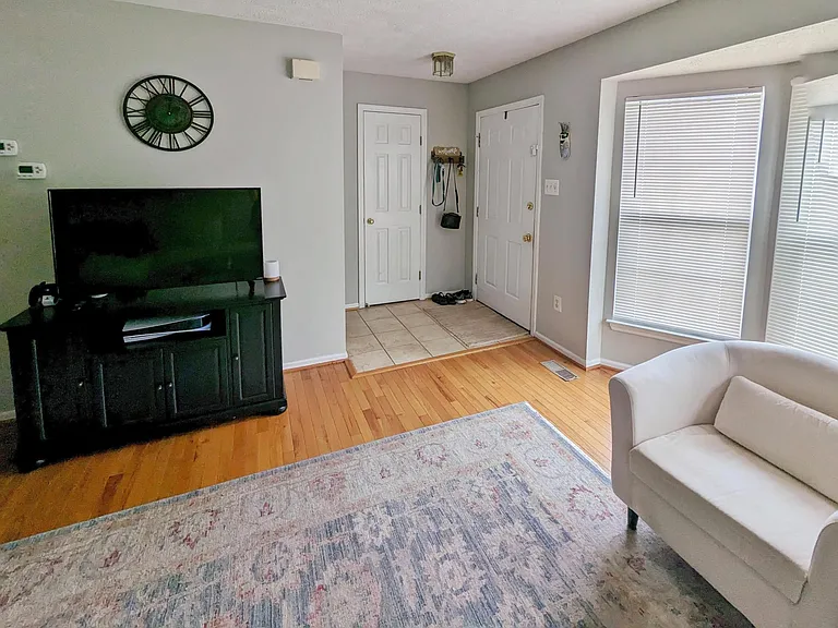 5240 Earles Ct — Photo 3