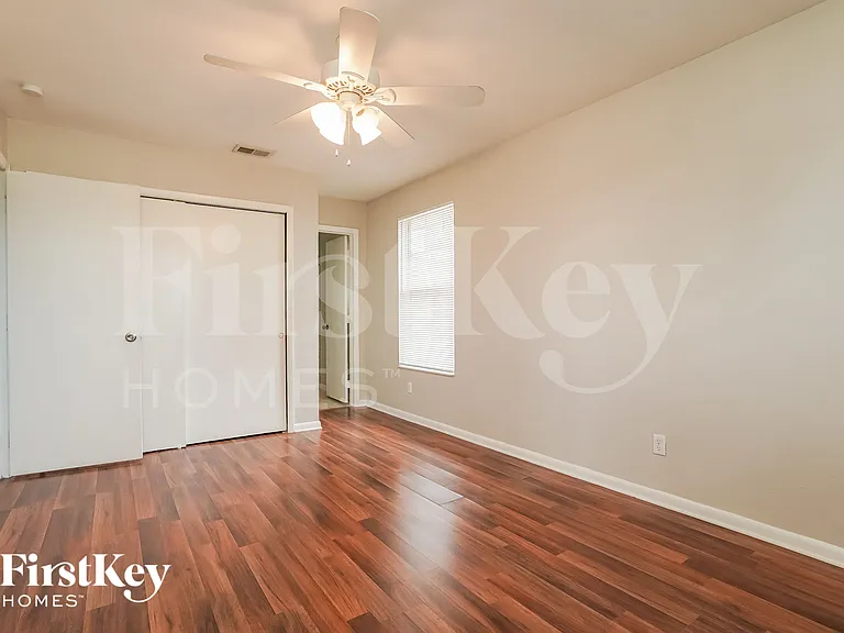 432 SW 37th Ter — Photo 10