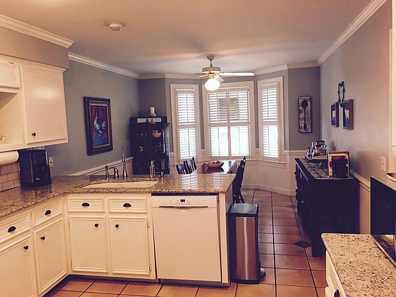 Kitchen & breakfast area