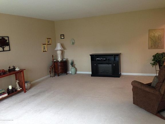 2nd image of 122B Buckingham Dr