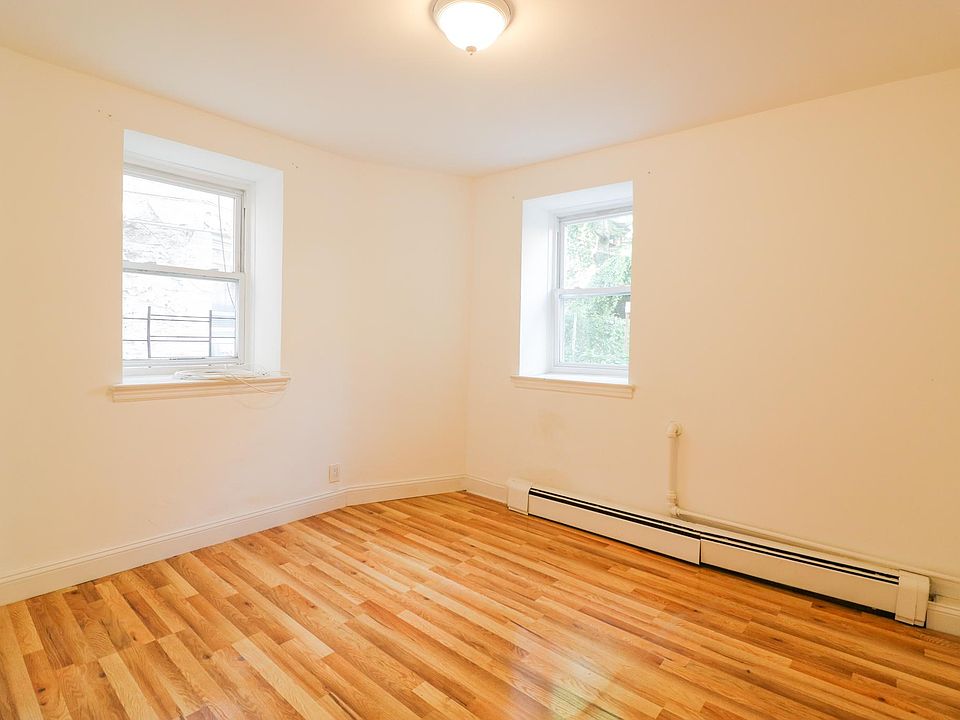 BEDROOM (UN-STAGED)