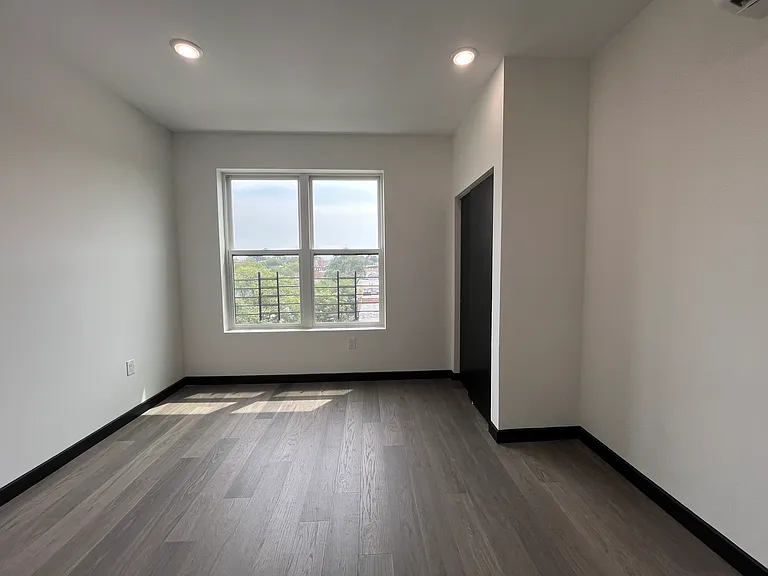 130-132 Mallory Ave #504 — Photo 5