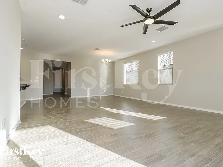 8411 S 164th Dr — Photo 4