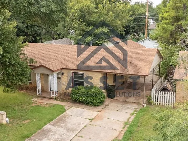 316 E Harmon Dr — Photo 4