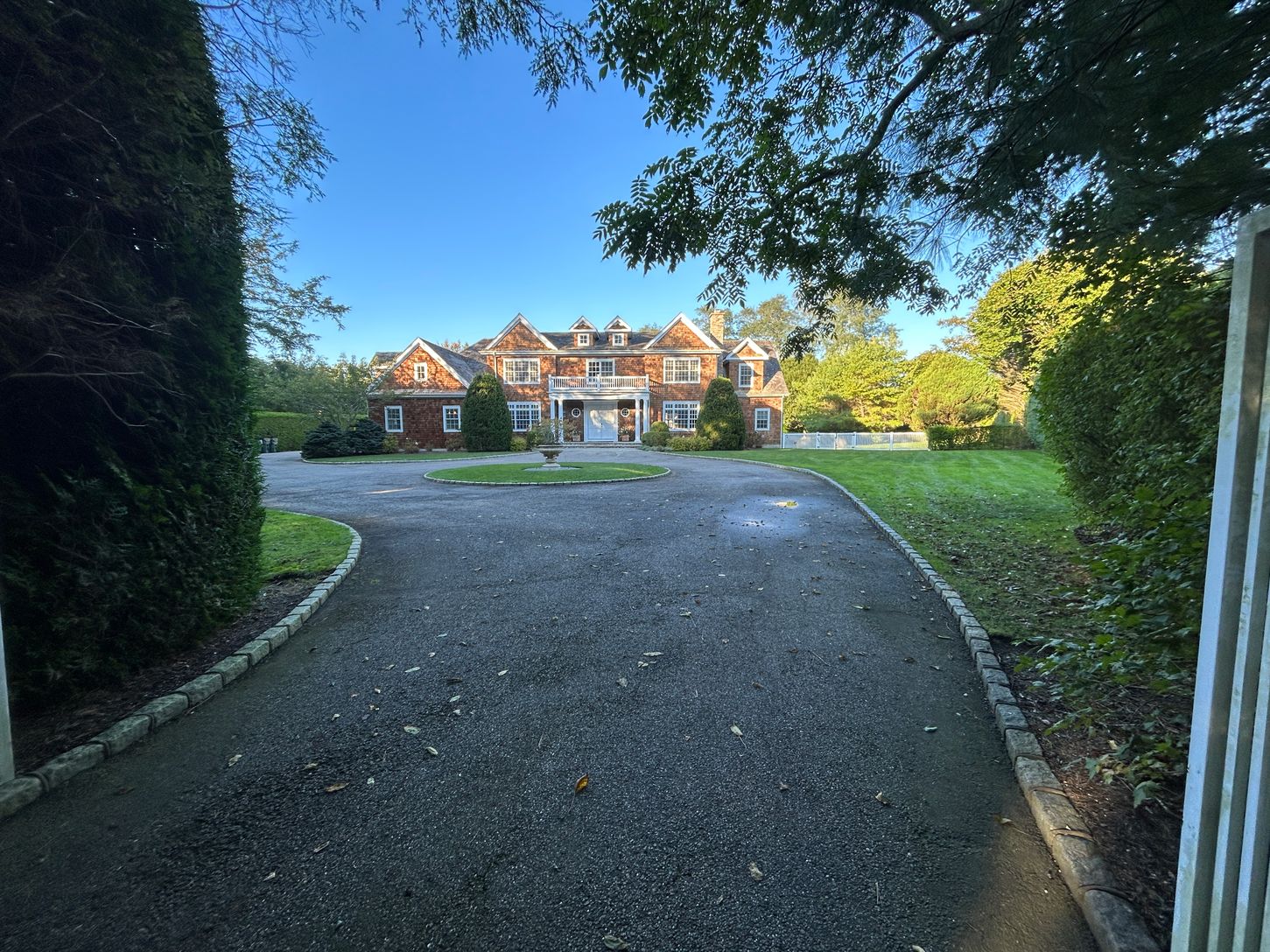  ELEGANT ENTRANCE 