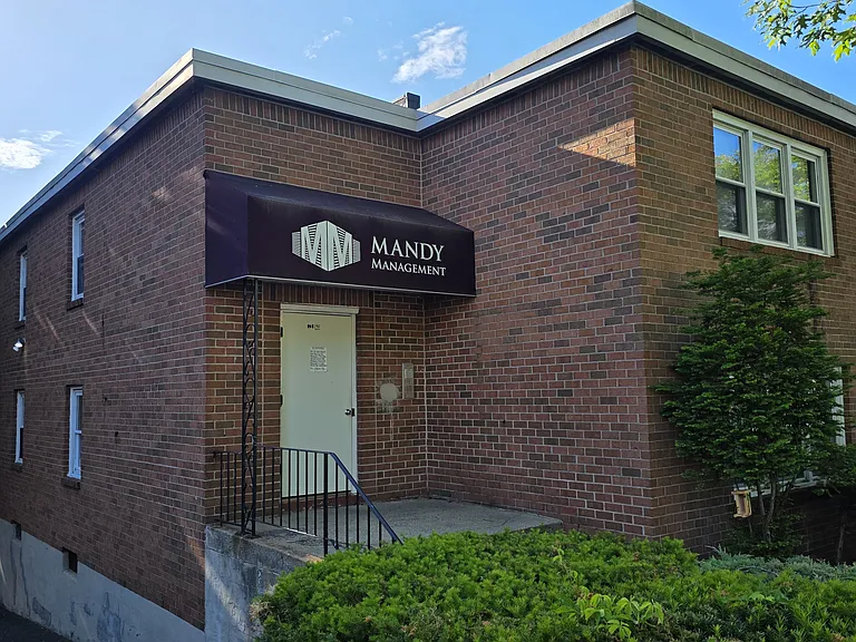 240 Sheffield Ave #B — Photo 1