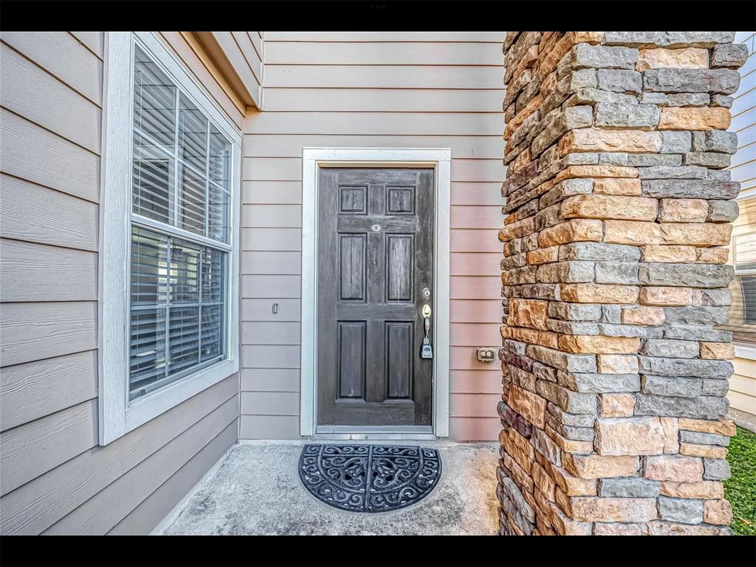 3 bed, 2.5 bath, 2106 sqft, $2,400 — Photo 1