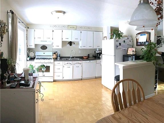 2nd image of 2251 Mercer St
