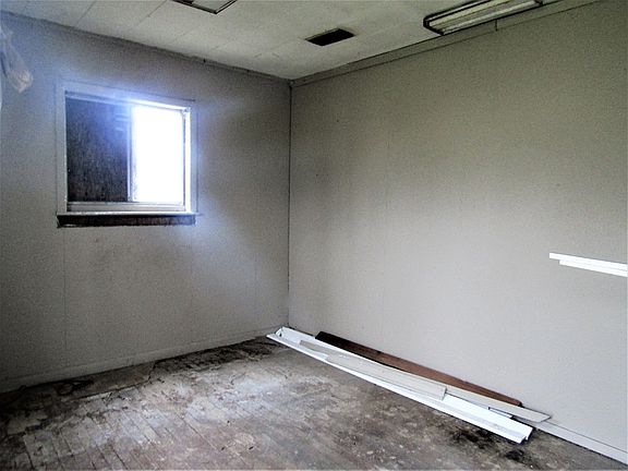 4th image of 1609 N Avenue G