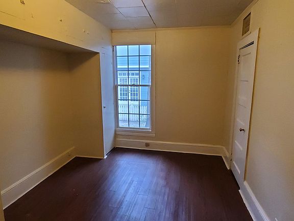 4th image of 669 Percy St #1