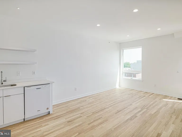 1842 E Harold St #6 — Photo 5