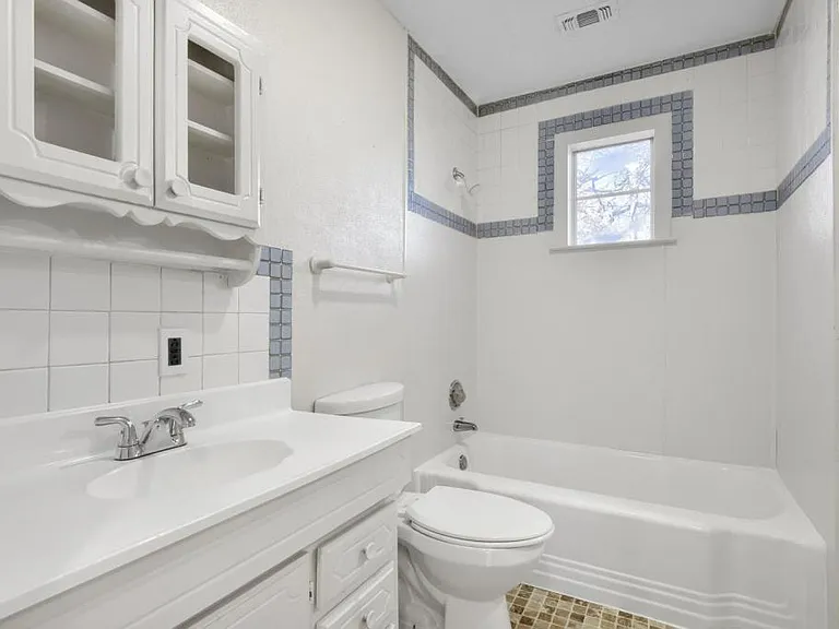 1313 E Lamar St — Photo 11