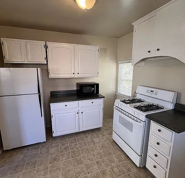 400 E 24th St #4 — Photo 4