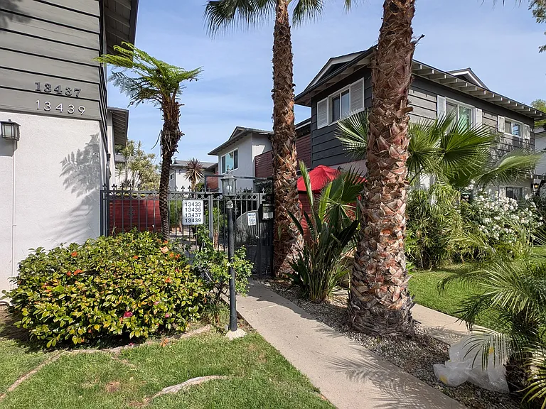 13435 Moorpark St — Photo 2