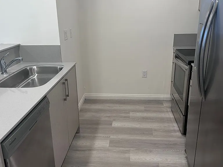 V on Victory Apartments — Photo 30