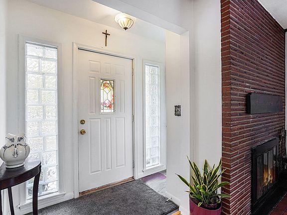 5th image of 1000 Waltham St SE