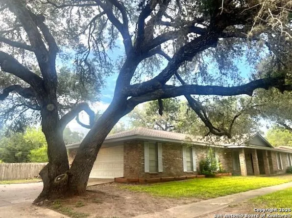 32 ENCINO LOMA, Beeville 78102