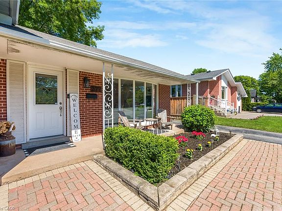 4th image of 377 Duncombe Dr