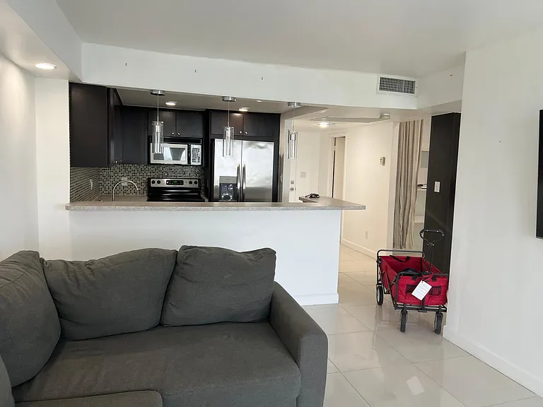 5401 Collins Ave #1029 — Photo 11