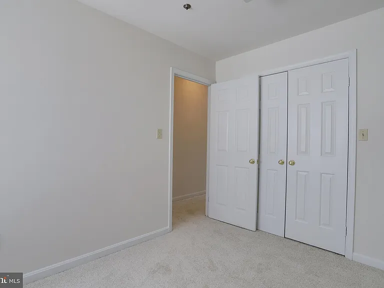 3050 S Glebe Rd — Photo 35