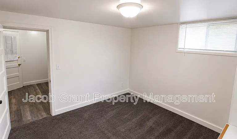 1110 E Lewis St #1/2 — Photo 9