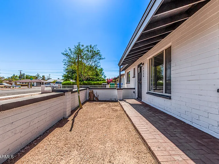 1238 E Vine Ave — Photo 25