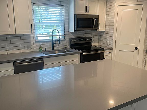 4th image of 6620 Commercial Ave