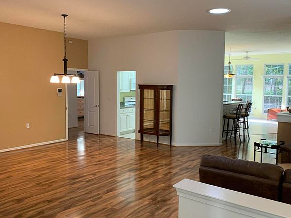 3rd image of 14 Greenhaven Court
